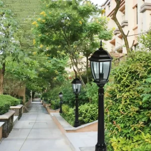 High Power Ultra Bright LED Outdoor Lawn Light European Style Aluminum Lamp for Courtyard Villa Garden IP65 Waterproof Rating